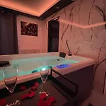 Hébergement de vacances Cinéma Et Jacuzzi Privé *